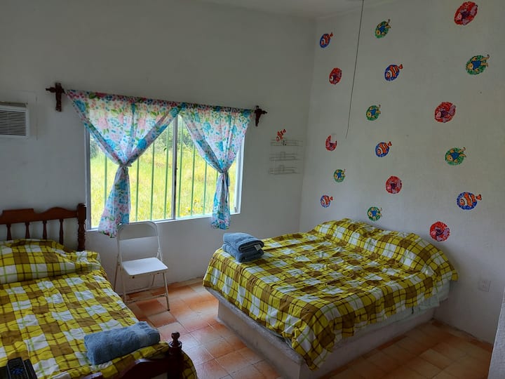 Esta habitación es la favorita de casa colibrí ya que desde la ventana se ve el mar.