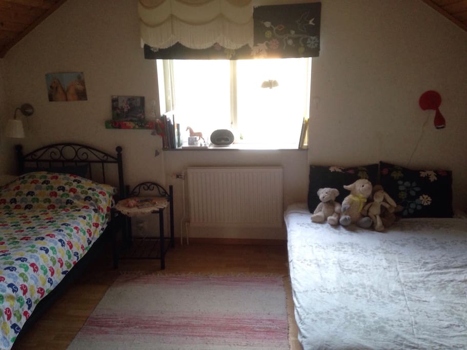 Sovrum men en säng 90 cm och en bäddsoffa 140 cm