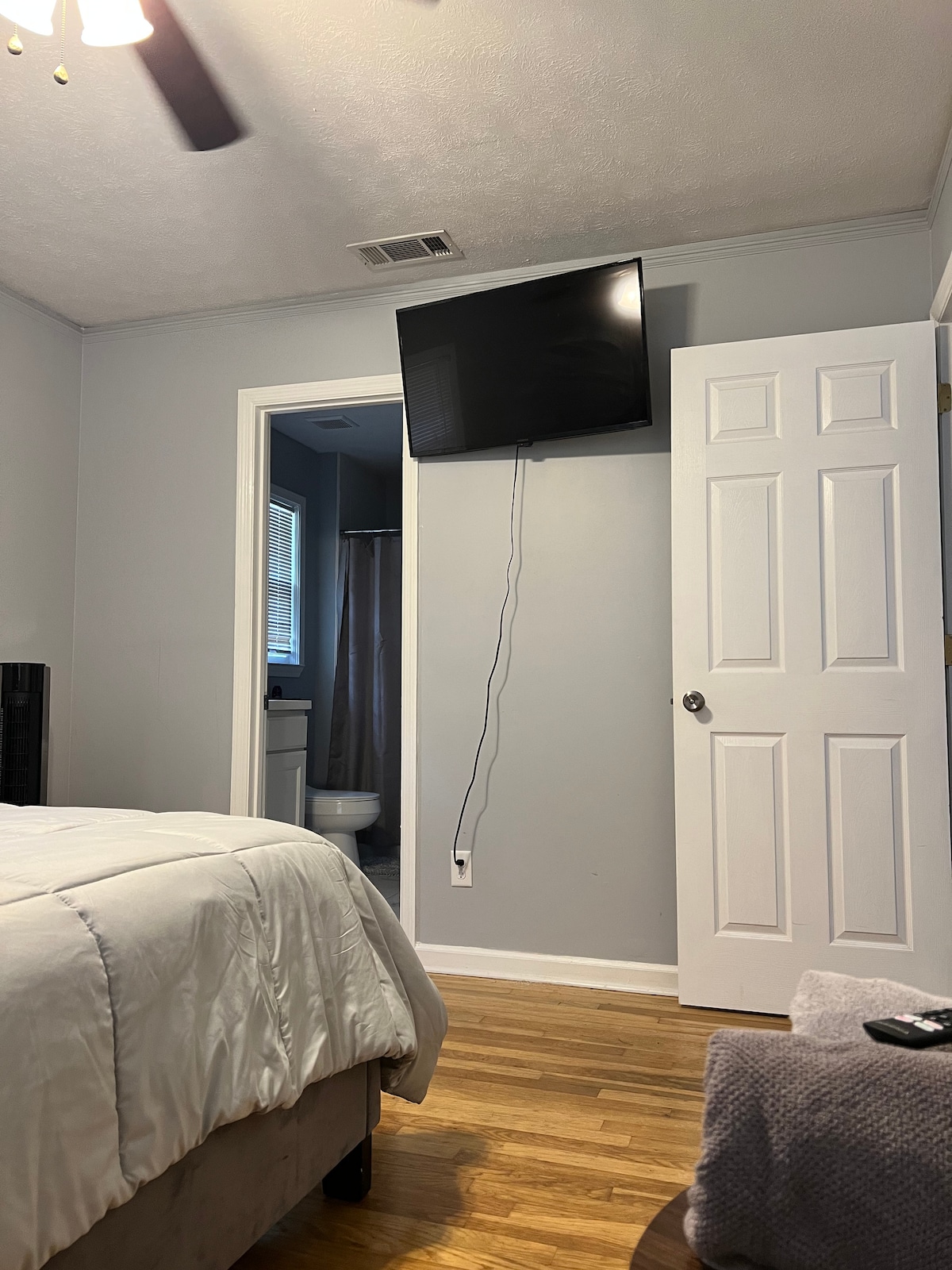 Dhomë gjumi master me televizor inteligjent.