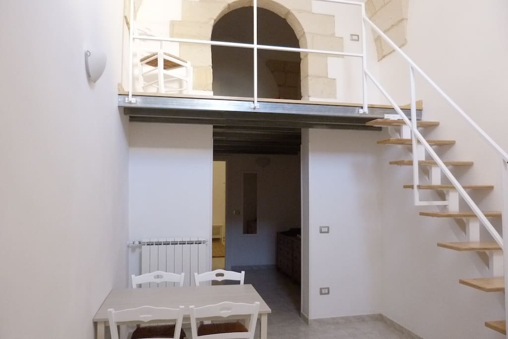 Si accede all'appartamento dal salone che funge da ingresso e soggiorno che, all'occorrenza, grazie ad una ampio e comodo divano-letto, può diventare la seconda camera per accogliere un'altra coppia di affiatati amici