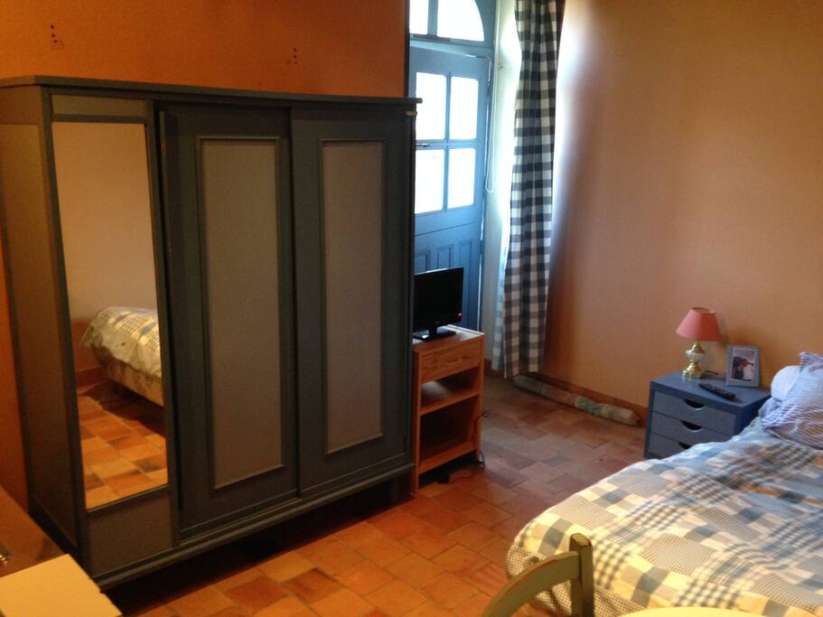 l'armoire et l'entrée du gîte