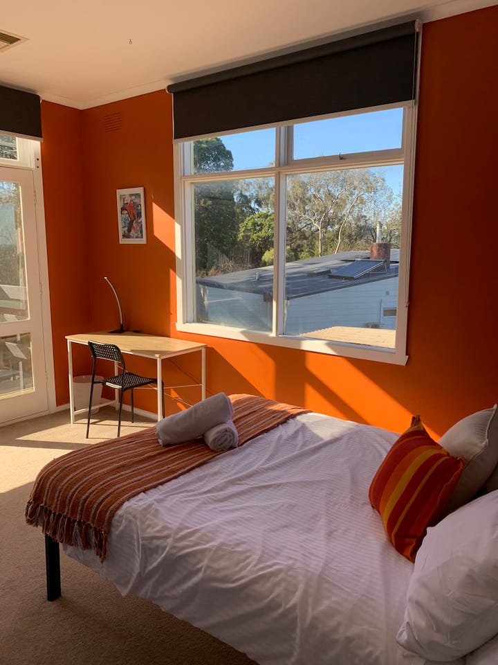 Dormitorio #2 en planta alta con cama matrimonial y mesa de estudio