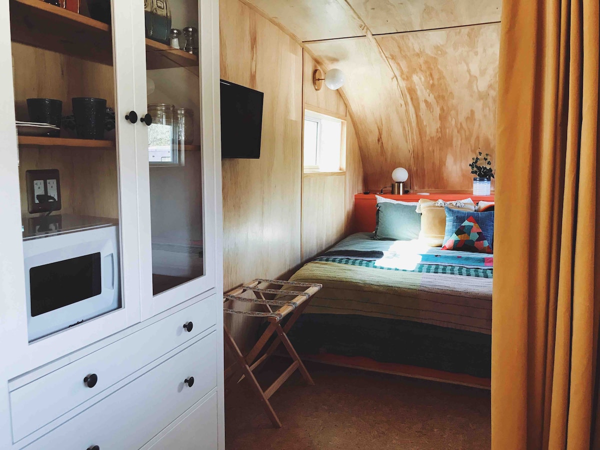 King Bed + 3 acres + private pool “BB”