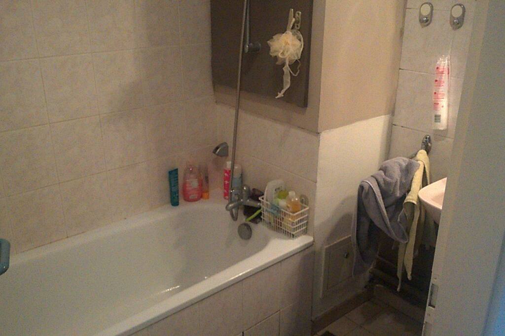 Salle de bain avec baignoire et WC séparé