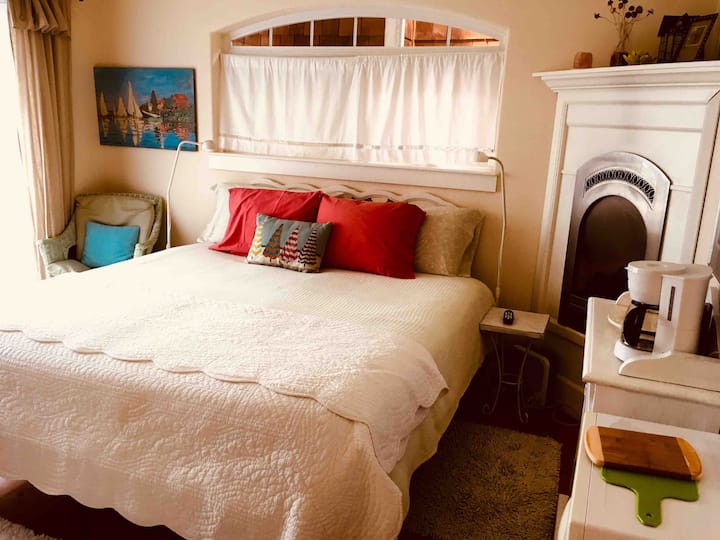 The Annex has luxury king bed, en-suite bathroom with a corner shower, smart tv, fireplace, work chair and desk table. An option for single beds