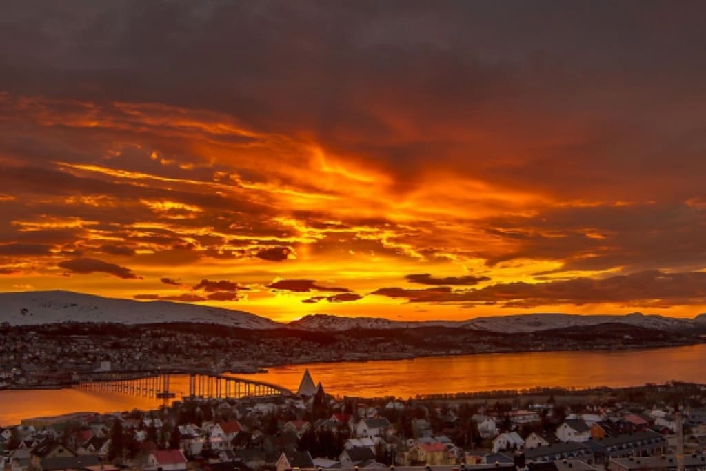 The midnightsun casts beautiful colours, like a fire in the sky!