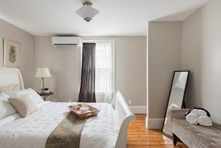 Stroll to the Harbor from a Remodeled Downtown Apartment gallery image 4