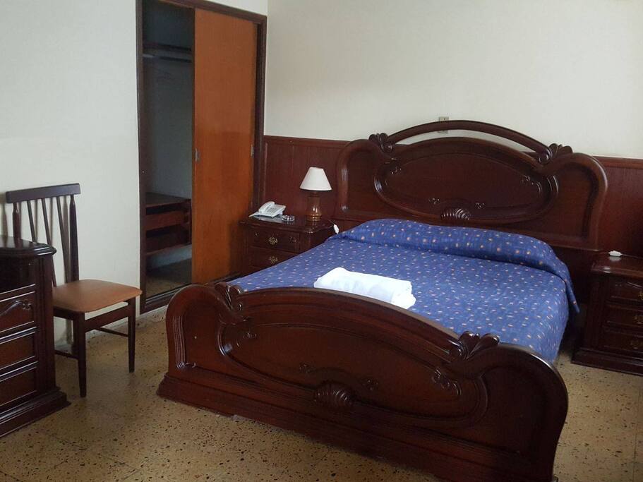 cama doble con baño privado