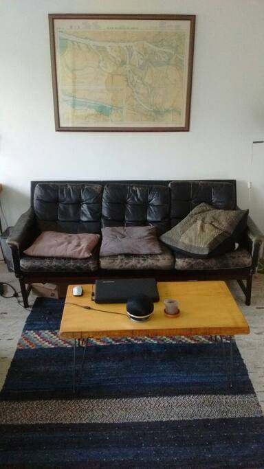 Die Sofa-Ecke mit historischer Karte des Stadtteils