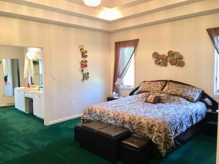 Chumba bora cha kulala kilicho na kitanda cha ukubwa wa California King, sinki mbili katika bafu na beseni la Jacuzzi, bafu, bideti, n.k. pia hutumiwa kama Chumba cha Bibi arusi