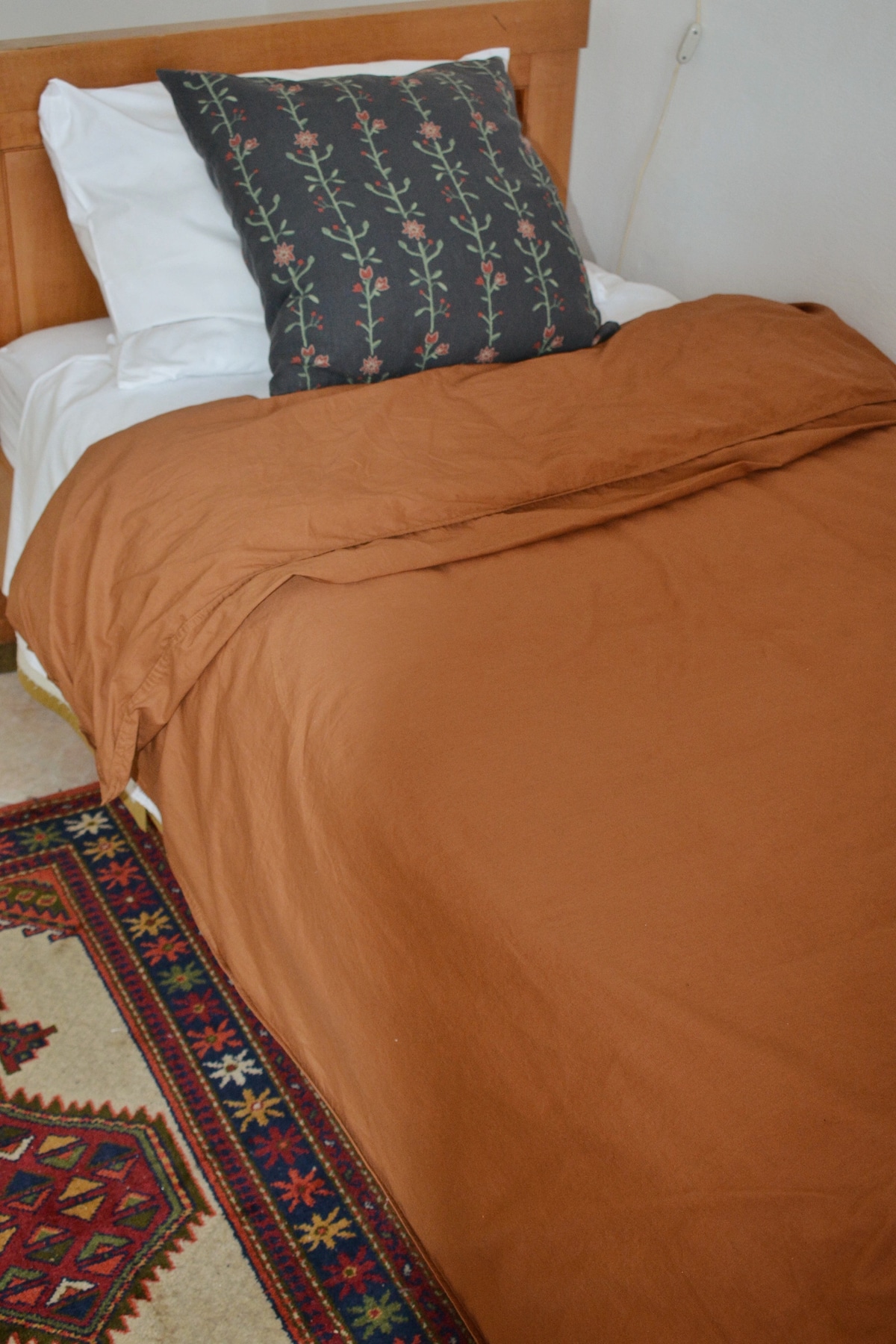 第二间卧室配有2张单人床、存放个人物品的小储物柜和小悬挂区。 