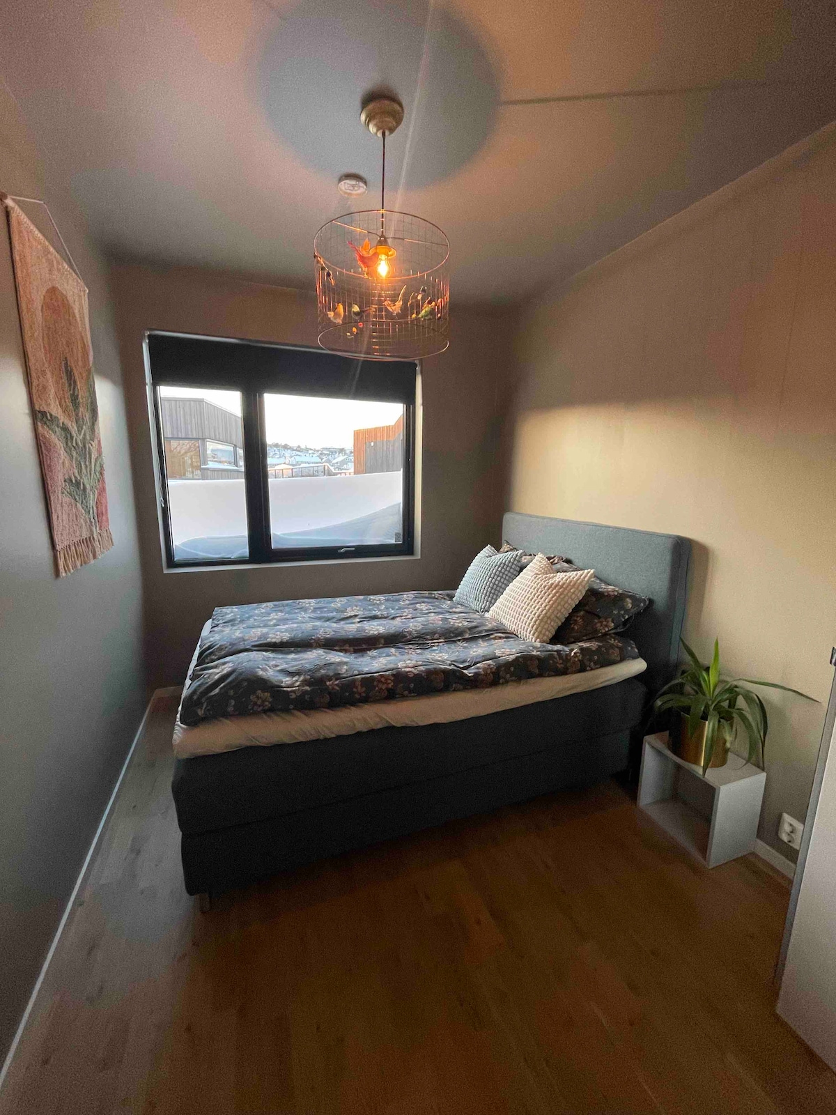 Dormitorio en primer piso con cama matrimonial