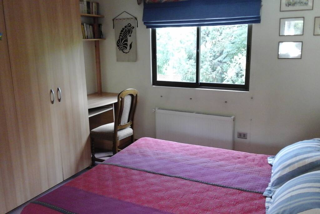 Dormitorio con escritorio