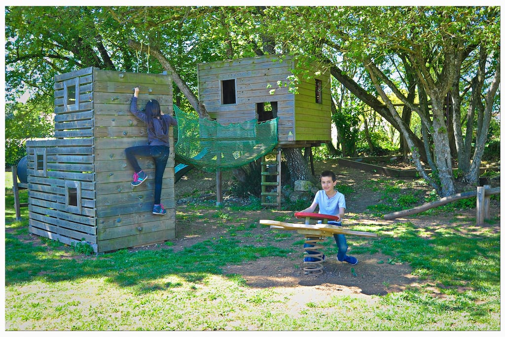 Jeux enfants avec jeu à ressort, mur d'escalade, cabane à plusieurs niveaux