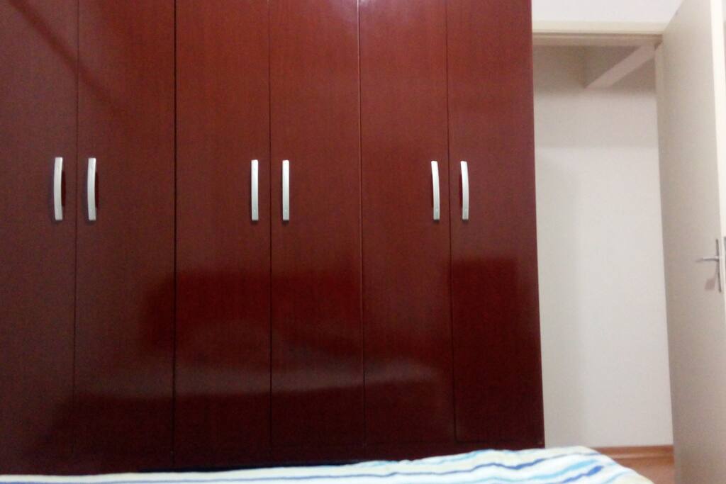 Quarto 1: Guarda Roupa e Cama de Casal