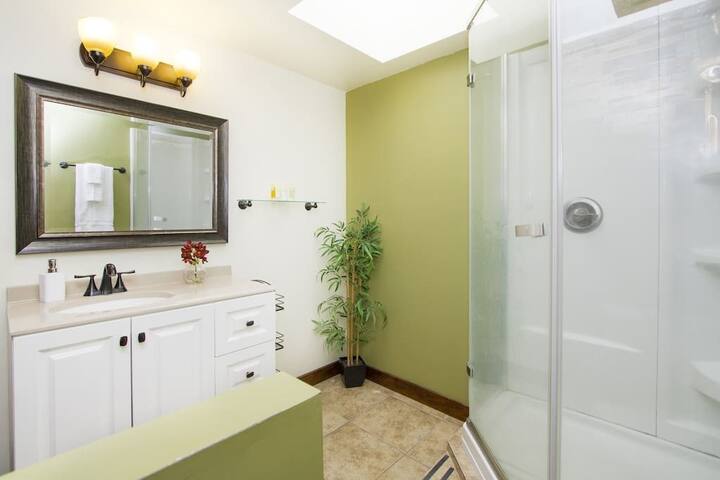 Deluxe, Hawaiian-Themed Penthouse! gallery image 2