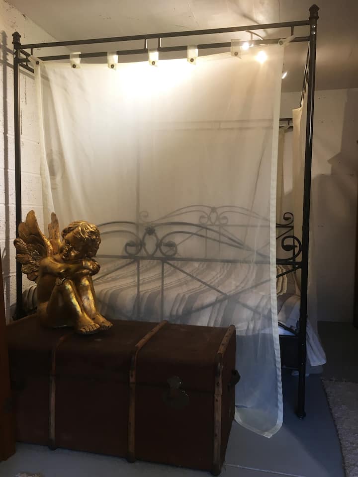 3. غرفة نوم/زيمر مع سرير بالداشين /هيملبيت. سرير أريكة Plus/ Schlafsofa. مطبخ صغير.
إضافة المراتب ممكنة. توفير المراتب وسرير التخييم المتاحين. الأنشطة الخاصة/ لا تزال هناك عناصر خاصة في هذه الغرفة.