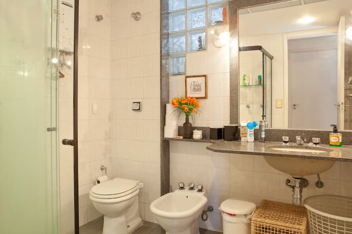 Great room: 2 blocks from the beach
