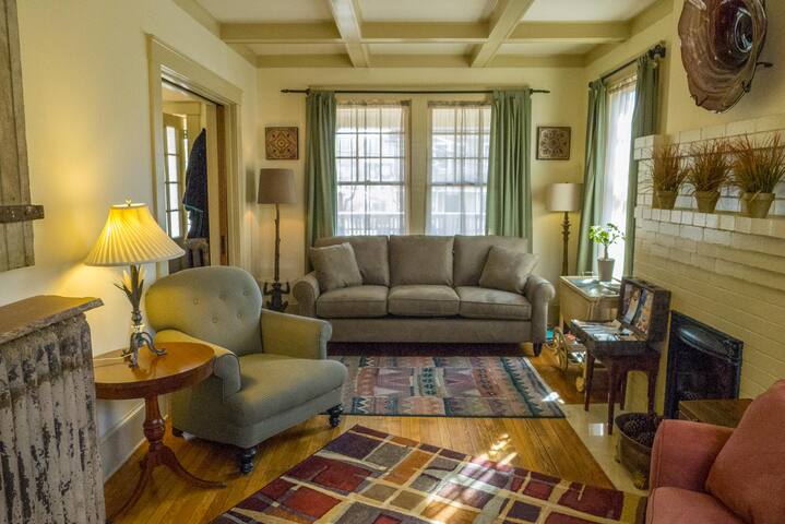 Charming Private Cottage in the Heart of Downtown! gallery image 3