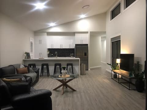 Luxury 2br home with King, 5 star private & close