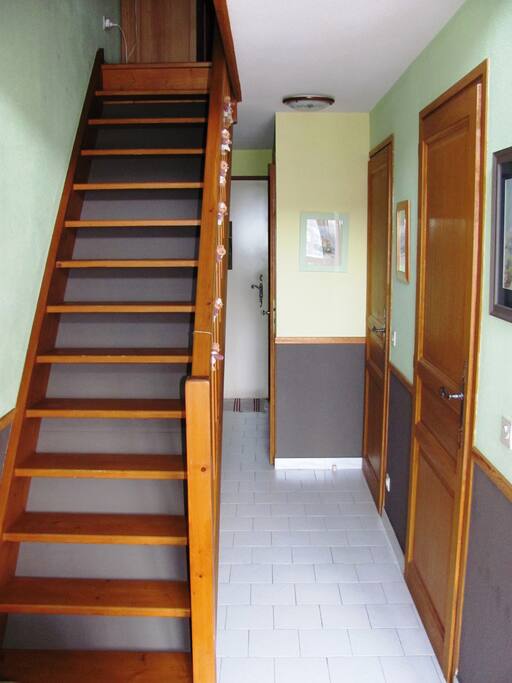 Couloir et escalier d'accès à la mezzanine