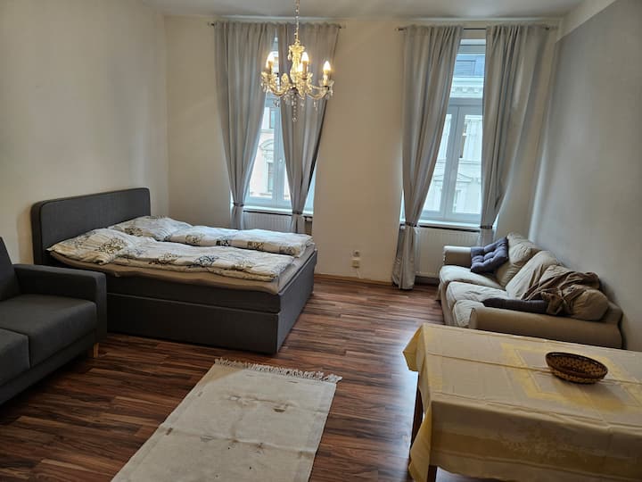 Chumba cha Chandelier - Vitanda 1 (moja 160x200) pls 1 Kitanda cha Sofa - Sofa mara nyingi imekunjwa (120x180 - inafaa zaidi kwa mtu mmoja au watoto 2) Esstisch ( 5 Personen)