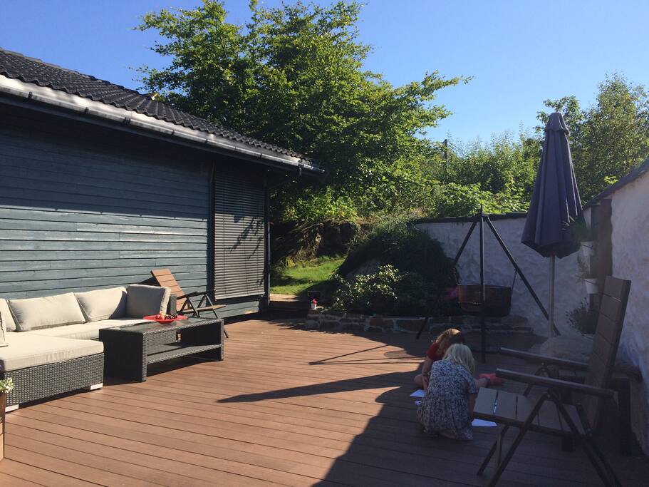 A lounge to relax, spacious for the kids. The entrance to the garden is seen in the back end