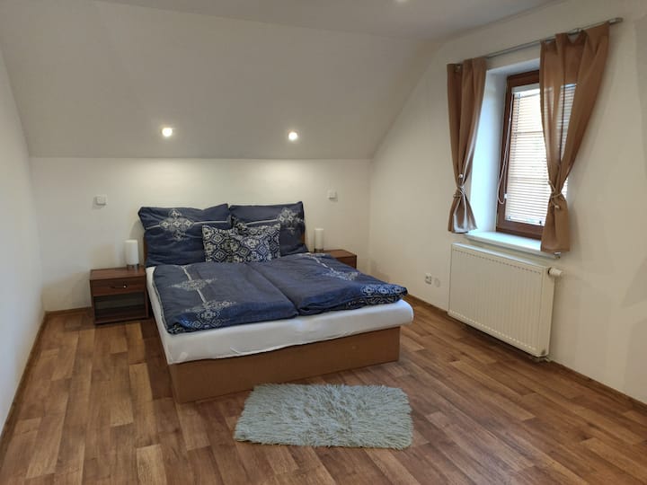 Ložnice v patře s manželskou postelí a dvěmi jednolůžky