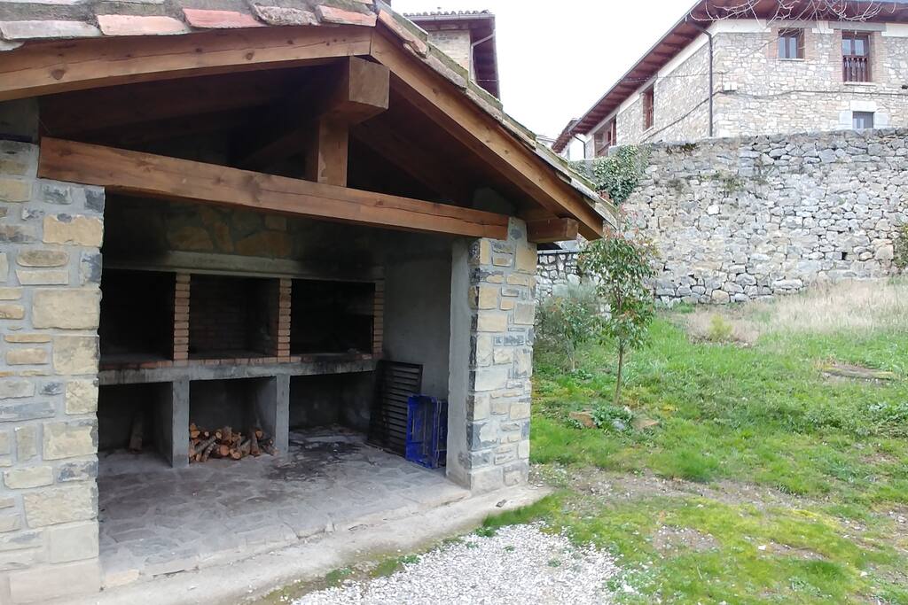 Barbacoa pública (al fondo: Casa Borro)