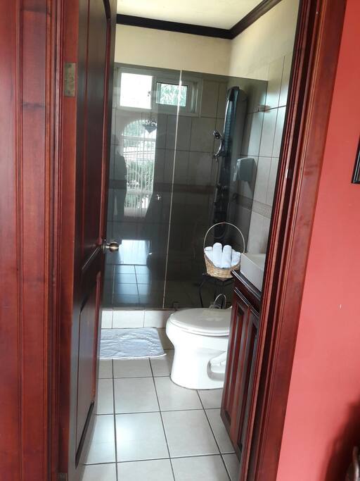 Baño amplio con agua caliente.