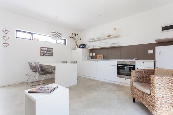 Adams Place- Beautiful 2 Bedroom Apartment gallery image 4