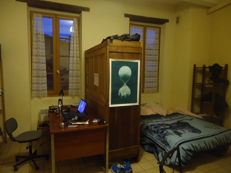 bureau et lit double