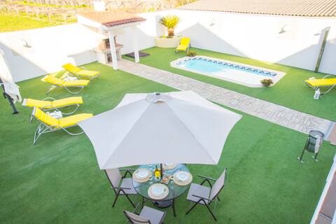 LAS PALMERAS, villa with pool and barbecue