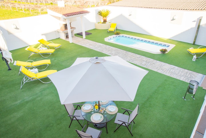 LAS PALMERAS, villa with pool and barbecue