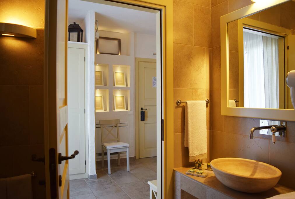 Bagno con lavabo in pietra
