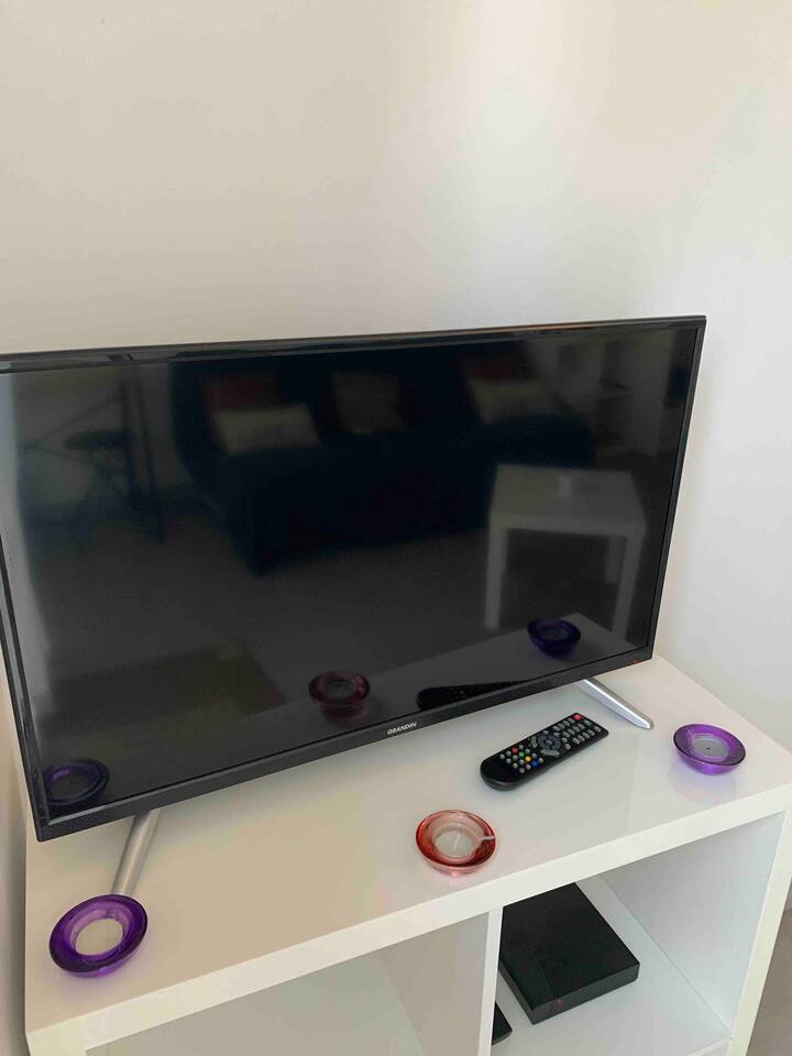 شاشة مسطحة العلامة التجارية الكبرى. القطر: 83 سم. 