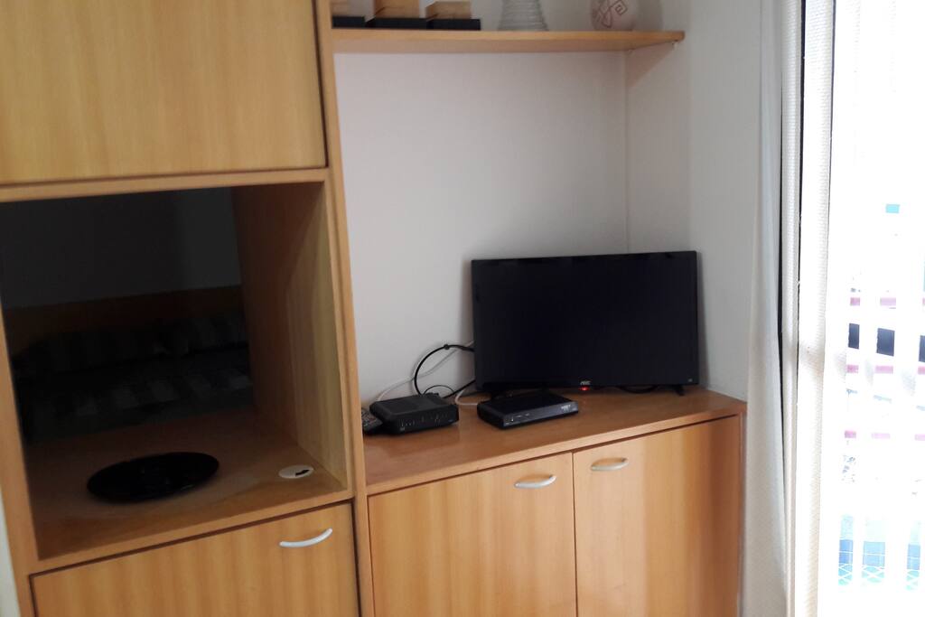 Estante na sala com TV a cabo