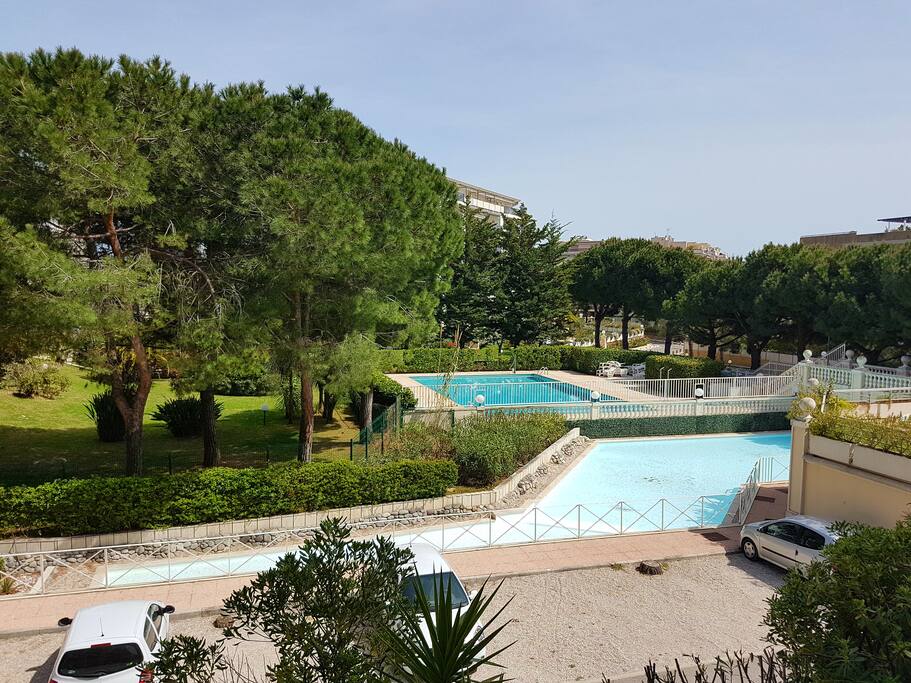 Piscine et parking