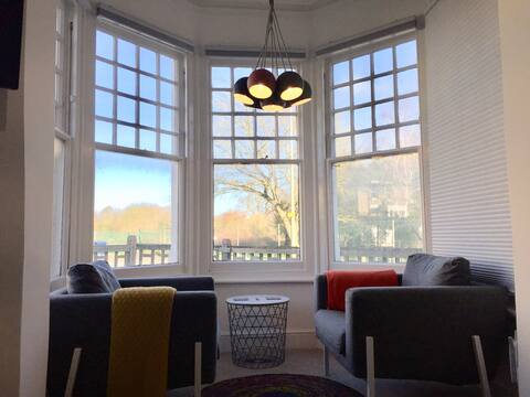 The Hexagon. Explore on foot. Ultrafast WiFi. PRKG