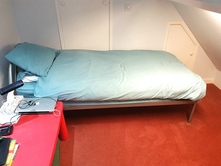 A small single bedroom.