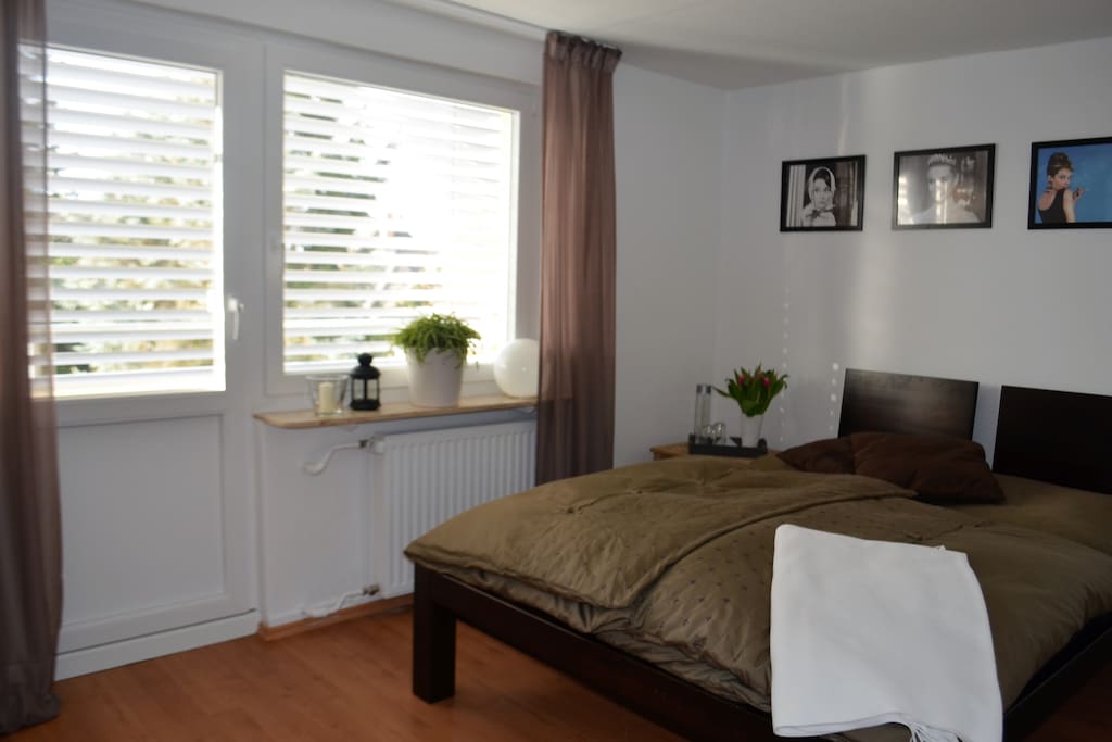 Schlafzimmer mit Balkonzugang