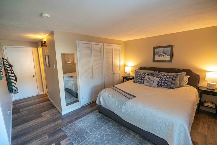 غرفة النوم الرئيسية والممر إلى الحمام