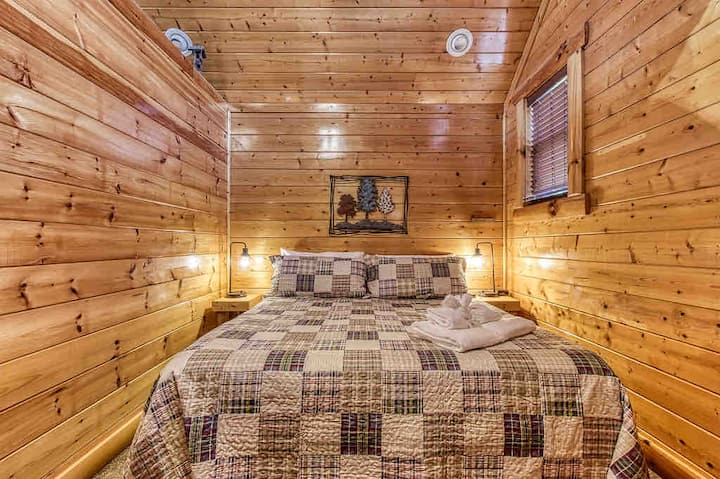 غرفة نوم بسرير كبير في الطابق العلوي 4.