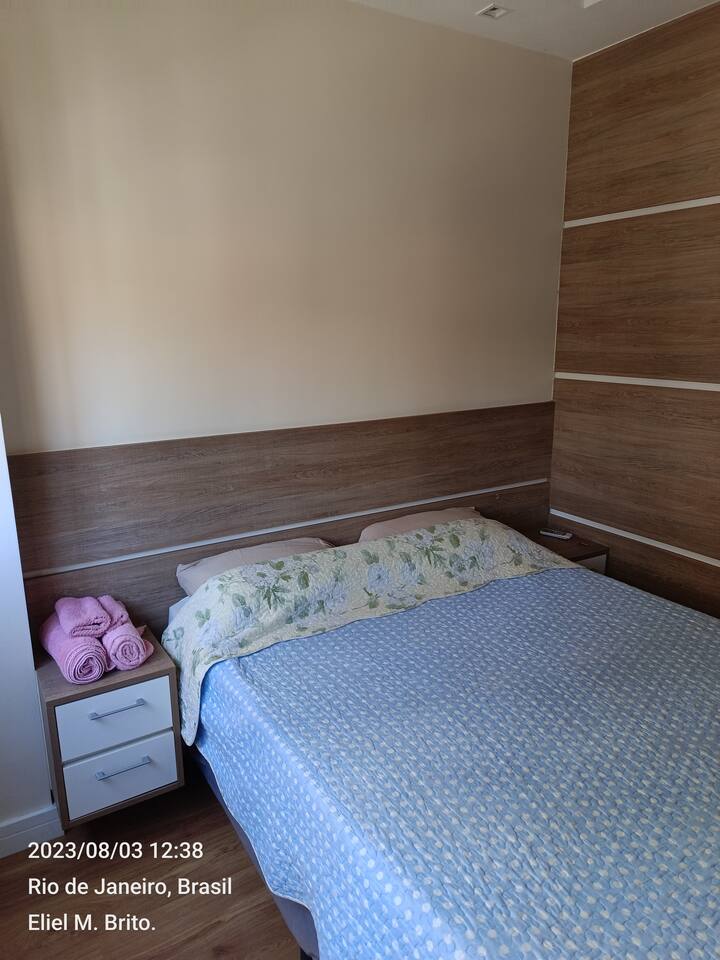 ห้องนอนเตียงใหญ่พร้อมห้องน้ำในตัว