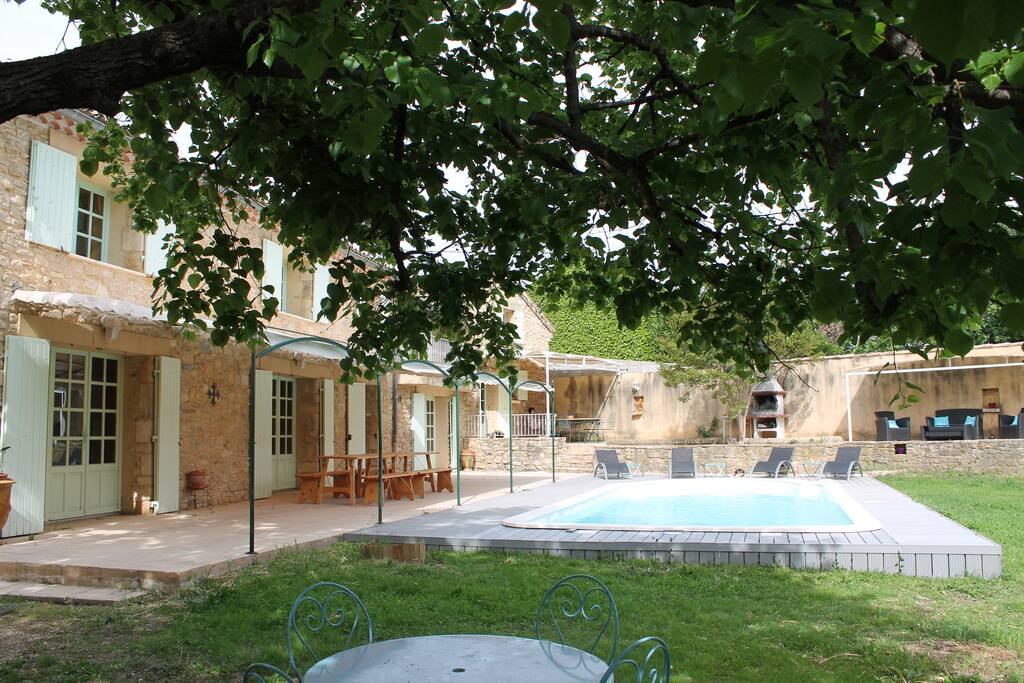 faire une bonne sieste au bord de la piscine sous un tilleul accompagné du chant des cigale