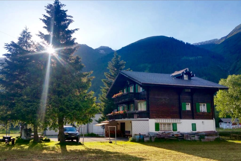 Parkplatz vor dem Haus und des Fredy Studios