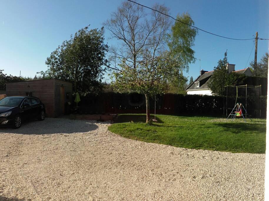 jardin avec terrasse pour l'apéritif devant l'abri de jardin