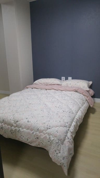 침실에 2인용 침대가 있습니다.