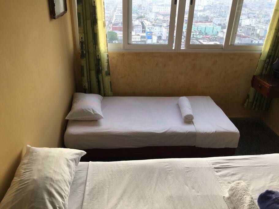 Habitacion 2,doble, para 3 personas,con vista al Capitolio y Habana Vieja