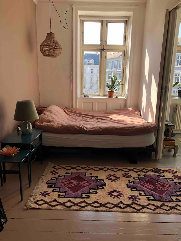 Საძინებელი ოთახი. საწოლი არის 140x200